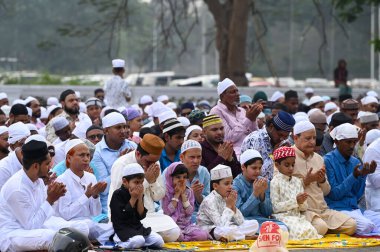 KOLKATA, INDIA - 31 Mart 2025: Çocuklar ve yaşlı Müslüman dindarlar, Ramazan 'ın Kızıl Yol' da kutsal oruç ayının sona ermesi münasebetiyle Kurban Bayramı 'nda özel bir sabah namazı (namaz) kılıyor..