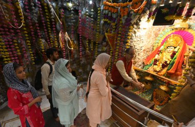 NEW DELHI, INDIA - 31 Mart 2025 tarihinde, Yeni Delhi, Hindistan 'da, Guffa Wala Tapınağı Preet Vihar' da Chaitra Navratri festivalinin ikinci gününde ibadet edenler. (Fotoğraf: Sonu Mehta / Hindustan Times)