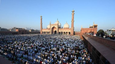 Müslümanlar, 31 Mart 2025 'te Yeni Delhi, Hindistan' da, Eski Delhi 'de, Kurban Bayramı vesilesiyle, Jama Mescidi' nin dışında namaz kılarlar.