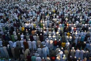 Müslümanlar, 31 Mart 2025 'te Yeni Delhi, Hindistan' da, Eski Delhi 'de, Kurban Bayramı vesilesiyle, Jama Mescidi' nin dışında namaz kılarlar.