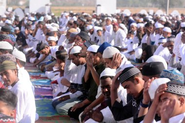 GHAZIABAD, INDIA - 31 Mart 2025: Müslümanlar, 31 Mart 2025 'te Hindistan' ın Gaziabad kentinde, Dasna Shahi Eidgah sahasında Ramazan ayı bitimine işaret eden Kurban ibadeti sundular..
