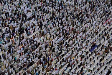 MUMBAI, INDIA - 31 Mart 2025: Müslümanların taraftarları Namaaz 'ı Ramazan bayramında YMCA sahasında, Bombay Central' da 31 Mart 2025 tarihinde Hindistan 'da teklif ettiler. Fotoğraf: Anshuman Poyrekar / Hindustan Times )