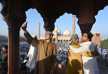 Müslümanlar, 31 Mart 2025 'te Yeni Delhi, Hindistan' da, Eski Delhi 'de, Kurban Bayramı vesilesiyle, Jama Mescidi' nin dışında namaz kılarlar.