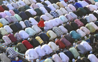 İnsanlar, 31 Mart 2025 'te Hindistan' ın Yeni Delhi kentindeki Jama Mescidi 'nde düzenlenen Kurban Bayramı festivali vesilesiyle' namaz 'diyor.. 