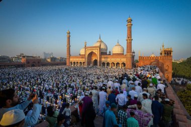 İnsanlar, 31 Mart 2025 'te Hindistan' ın Yeni Delhi kentindeki Jama Mescidi 'nde düzenlenen Kurban Bayramı festivali vesilesiyle' namaz 'diyor.. 