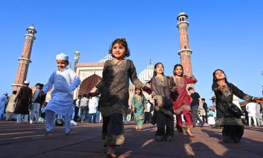 Müslümanlar, 31 Mart 2025 'te Hindistan' ın Yeni Delhi kentinde, Eski Delhi 'de, Kurban Bayramı vesilesiyle Jama Mescidi' nin dışında namaz kıldıktan sonra oyun oynarlar..