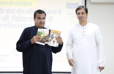 MUMBAI, INDIA - 31 Mart 2025: Antar Yog Gurukul 'da ruhani Guru Shri Acharya Upendra tarafından Guru Gita' yı yorumlar ile yola çıkardı.