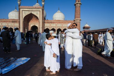 Müslümanlar, 31 Mart 2025 'te Yeni Delhi, Hindistan' da bulunan Jama Mescidi 'nde, bayram festivali vesilesiyle Jama Mescidi' nde namaz kıldıktan sonra kucaklaşıyorlar.. 