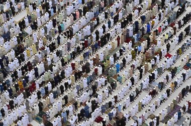 MUMBAI, INDIA - 31 Mart 2025: Müslümanların taraftarları Namaaz 'ı Ramazan bayramında YMCA sahasında, Bombay Central' da 31 Mart 2025 tarihinde Hindistan 'da teklif ettiler. Fotoğraf: Anshuman Poyrekar / Hindustan Times )