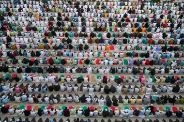 Müslümanlar, 31 Mart 2025 'te Hindistan' ın Noida kentinde 8. Sektör Jama Mescidi 'nde Kurban Bayramı dolayısıyla namaz kılarlar. Tüm dünyadaki Müslümanlar kutsal Ramazan ayı olarak bayram ruhuna bürünüyor.