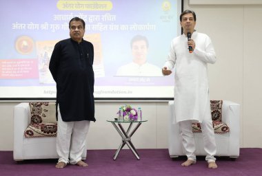 MUMBAI, INDIA - 31 Mart 2025: Antar Yog Gurukul 'da ruhani Guru Shri Acharya Upendra tarafından Guru Gita' yı yorumlar ile yola çıkardı.