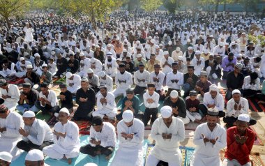 Müslümanlar, 31 Mart 2025 'te Hindistan' ın Ghaziabad kentinde, Dasna Shahi Eidgah sahasında, Ramazan ayı bitiminde, Kurban Bayramı namazı kılıyor.