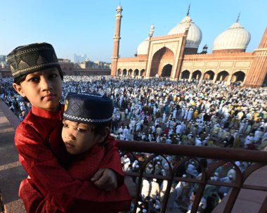 Müslümanlar, 31 Mart 2025 'te Yeni Delhi, Hindistan' da, Eski Delhi 'de, Kurban Bayramı vesilesiyle, Jama Mescidi' nin dışında namaz kılarlar.