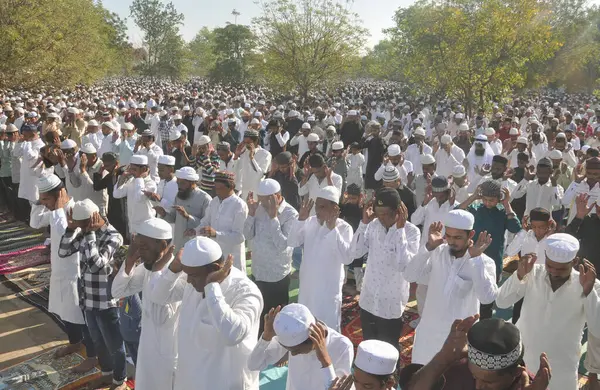 Müslümanlar, 31 Mart 2025 'te Hindistan' ın Ghaziabad kentinde, Dasna Shahi Eidgah sahasında, Ramazan ayı bitiminde, Kurban Bayramı namazı kılıyor.