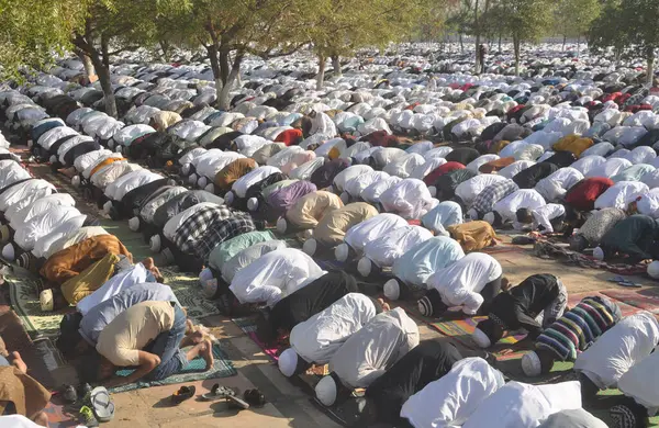 Müslümanlar, 31 Mart 2025 'te Hindistan' ın Ghaziabad kentinde, Dasna Shahi Eidgah sahasında, Ramazan ayı bitiminde, Kurban Bayramı namazı kılıyor.