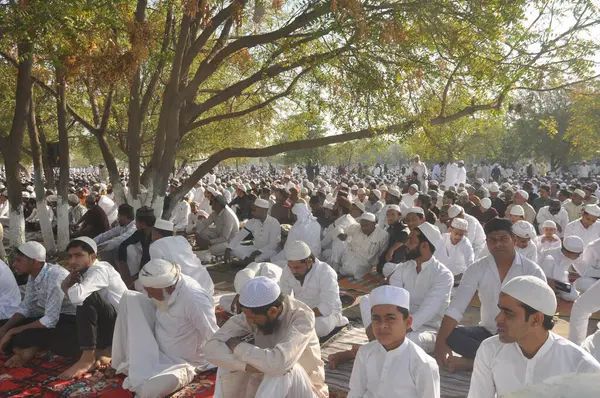 Müslümanlar, 31 Mart 2025 'te Hindistan' ın Ghaziabad kentinde, Dasna Shahi Eidgah sahasında, Ramazan ayı bitiminde, Kurban Bayramı namazı kılıyor.