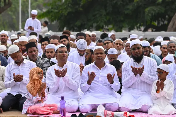 KOLKATA, INDIA - 31 Mart 2025: Çocuklar ve yaşlı Müslüman dindarlar, Ramazan 'ın Kızıl Yol' da kutsal oruç ayının sona ermesi münasebetiyle Kurban Bayramı 'nda özel bir sabah namazı (namaz) kılıyor..