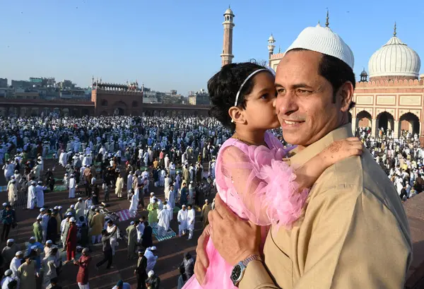 Müslümanlar, 31 Mart 2025 'te Yeni Delhi, Hindistan' da, Eski Delhi 'de, Kurban Bayramı vesilesiyle, Jama Mescidi' nin dışında namaz kılarlar.