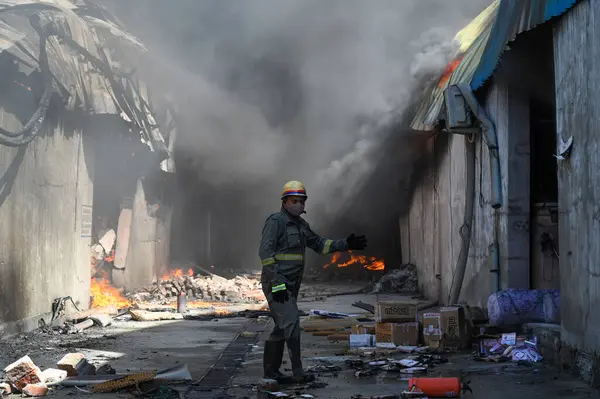 GREATER NOIDA, INDIA - 31 Mart 2025: Ecotech-3 'teki Habibpur bölgesinde plastik soğutucu imalatında yer alan bir fabrikada büyük bir yangın patlak verdi.. 