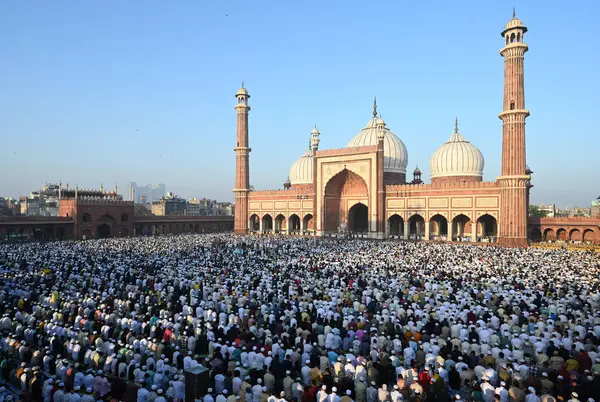 Müslümanlar, 31 Mart 2025 'te Yeni Delhi, Hindistan' da, Eski Delhi 'de, Kurban Bayramı vesilesiyle, Jama Mescidi' nin dışında namaz kılarlar.