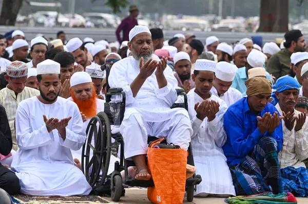 KOLKATA, INDIA - 31 Mart 2025 'te Hindistan' ın Kalküta kentinde düzenlenen Kızıl Yol 'da Ramazan ayının sona ermesi münasebetiyle, fiziksel engelli bir Müslüman ibadeti özel bir sabah namazı (namaz) sundu.. 