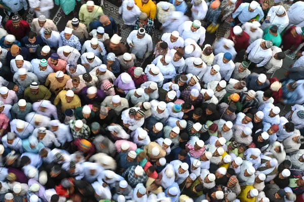 Müslümanlar, 31 Mart 2025 'te Hindistan' ın Noida kentinde 8. Sektör Jama Mescidi 'nde Kurban Bayramı dolayısıyla namaz kılarlar. Tüm dünyadaki Müslümanlar kutsal Ramazan ayı olarak bayram ruhuna bürünüyor.