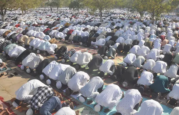 Müslümanlar, 31 Mart 2025 'te Hindistan' ın Ghaziabad kentinde, Dasna Shahi Eidgah sahasında, Ramazan ayı bitiminde, Kurban Bayramı namazı kılıyor.