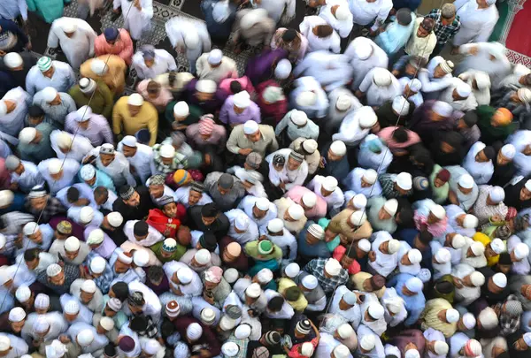 Müslümanlar, 31 Mart 2025 'te Hindistan' ın Noida kentinde 8. Sektör Jama Mescidi 'nde Kurban Bayramı dolayısıyla namaz kılarlar. Tüm dünyadaki Müslümanlar kutsal Ramazan ayı olarak bayram ruhuna bürünüyor.