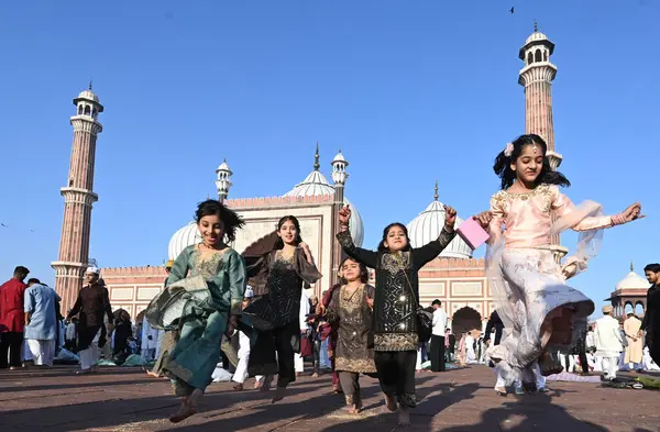 Müslümanlar, 31 Mart 2025 'te Hindistan' ın Yeni Delhi kentinde, Eski Delhi 'de, Kurban Bayramı vesilesiyle Jama Mescidi' nin dışında namaz kıldıktan sonra oyun oynarlar..