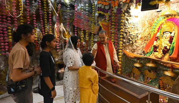 NEW DELHI, INDIA - 31 Mart 2025 tarihinde, Yeni Delhi, Hindistan 'da, Guffa Wala Tapınağı Preet Vihar' da Chaitra Navratri festivalinin ikinci gününde ibadet edenler. (Fotoğraf: Sonu Mehta / Hindustan Times)