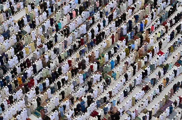 MUMBAI, INDIA - 31 Mart 2025: Müslümanların taraftarları Namaaz 'ı Ramazan bayramında YMCA sahasında, Bombay Central' da 31 Mart 2025 tarihinde Hindistan 'da teklif ettiler. Fotoğraf: Anshuman Poyrekar / Hindustan Times )