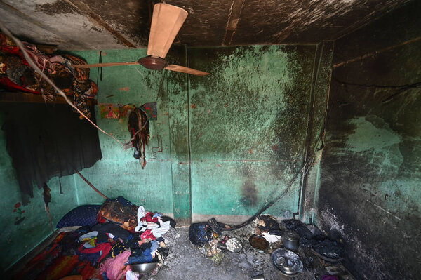 Вид на место, где, как сообщается, двое детей были сожжены до смерти после пожара, вспыхнувшего в доме в районе парка Манохар Восточного Пенджаби Багха 31 марта 2025 года в Нью-Дели, Индия.