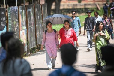 Sıcak bir günde Humayun 'un Mezarı' nda 2 Nisan 2025 'te Yeni Delhi, Hindistan' da turistler görüldü.. 