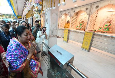 Delhi Genel Sekreteri Rekha Gupta, 2 Nisan 2025 'te Yeni Delhi, Hindistan' da, Jhandelwalan Mandir, Rani Jhansi Yolu 'nda Navratri Festivali vesilesiyle dua eder.. 