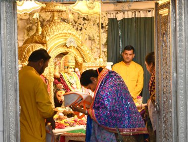 Delhi Genel Sekreteri Rekha Gupta, 2 Nisan 2025 'te Yeni Delhi, Hindistan' da, Jhandelwalan Mandir, Rani Jhansi Yolu 'nda Navratri Festivali vesilesiyle dua eder.. 