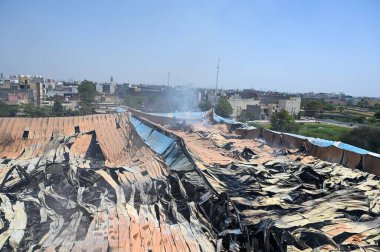 2 Nisan 2025 'te Gurugram, Hindistan' da, Pataudi Yolu 'ndaki Radha Soami Bhawan yakınlarındaki Kadipur Endüstriyel Bölgesi' ndeki fabrika deposunda çıkan yangını söndürmeye çalışan itfaiye personeli görülüyor.