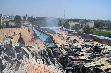 2 Nisan 2025 'te Gurugram, Hindistan' da, Pataudi Yolu 'ndaki Radha Soami Bhawan yakınlarındaki Kadipur Endüstriyel Bölgesi' ndeki fabrika deposunda çıkan yangını söndürmeye çalışan itfaiye personeli görülüyor.