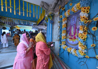 Jhandelwalan Mandir, Rani Jhansi Yolu 'ndaki Navratri Festivali vesilesiyle 2 Nisan 2025' te Yeni Delhi, Hindistan 'da namaz kılıyor.. 