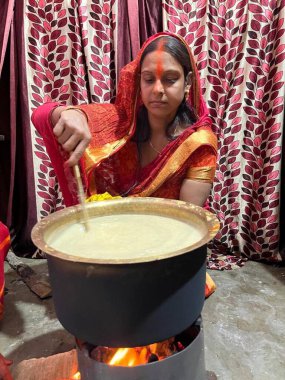 PATNA, INDIA - 2 Nisan 2025 'te Hindistan' ın Patna kentinde Chaiti Chhas Puja festivali sırasında Ganga Nehri kıyısında Ganga suyu taşıyan Chhas taraftarları.