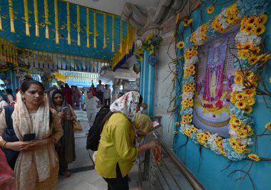 Jhandelwalan Mandir, Rani Jhansi Yolu 'ndaki Navratri Festivali vesilesiyle 2 Nisan 2025' te Yeni Delhi, Hindistan 'da namaz kılıyor.. 