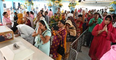 Jhandelwalan Mandir, Rani Jhansi Yolu 'ndaki Navratri Festivali vesilesiyle 2 Nisan 2025' te Yeni Delhi, Hindistan 'da namaz kılıyor.. 