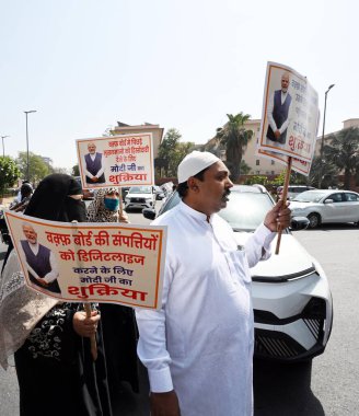 2 Nisan 2025 'te Yeni Delhi, Hindistan' da Delhi Pradesh BJP tarafından düzenlenen Meclis Binası yakınlarındaki Waqf (Değişiklik) Tasarısı 'na destek için BJP' li parti çalışanları ve Müslüman cemaatinden insanlar pankart tutuyor.. 