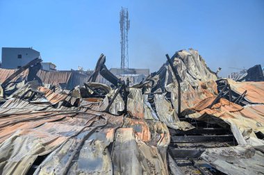2 Nisan 2025 'te Gurugram, Hindistan' da, Pataudi Yolu 'ndaki Radha Soami Bhawan yakınlarındaki Kadipur Endüstriyel Bölgesi' ndeki fabrika deposunda çıkan yangını söndürmeye çalışan itfaiye personeli görülüyor.