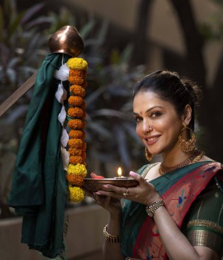 Bollywood oyuncusu Isha Koppikar, Gudi Padawa festivali için HT City ile 28 Mart 2025 'te Hindistan' ın Mumbai kentinde verdiği özel röportajda poz verdi..