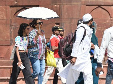 Kızıl Kale 'yi ziyaret edenler 1 Nisan 2025' te Yeni Delhi, Hindistan 'da..