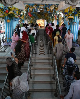 Jhandelwalan Mandir, Rani Jhansi Yolu 'ndaki Navratri Festivali vesilesiyle 2 Nisan 2025' te Yeni Delhi, Hindistan 'da namaz kılıyor.. 