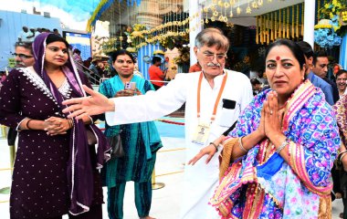 Delhi Genel Sekreteri Rekha Gupta, 2 Nisan 2025 'te Yeni Delhi, Hindistan' da, Jhandelwalan Mandir, Rani Jhansi Yolu 'nda Navratri Festivali vesilesiyle dua eder.. 
