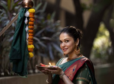 Bollywood oyuncusu Isha Koppikar, Gudi Padawa festivali için HT City ile 28 Mart 2025 'te Hindistan' ın Mumbai kentinde verdiği özel röportajda poz verdi..