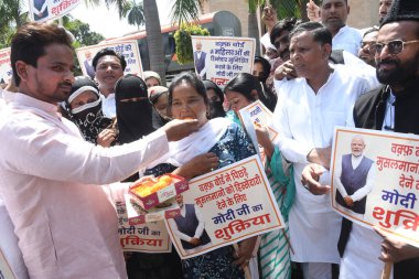 NEW DELHI, INDIA - 2 Nisan 2025 'te Delhi BJP Başkanı Virendra Sachdeva ve parti Müslüman işçileri, 2 Nisan 2025' te Hindistan 'ın Yeni Delhi kentinde, Parlamento' nun Rail Bhawan yan girişinde Waqf Bill 'e destek için Pankart kampanyası düzenlediler.. 