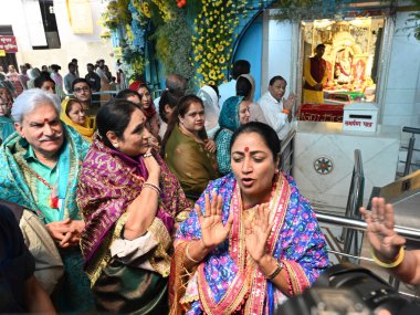 Delhi Genel Sekreteri Rekha Gupta, 2 Nisan 2025 'te Yeni Delhi, Hindistan' da, Jhandelwalan Mandir, Rani Jhansi Yolu 'nda Navratri Festivali vesilesiyle dua eder.. 